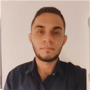 Profesor de informática que imparte clases a niños de todas las edades